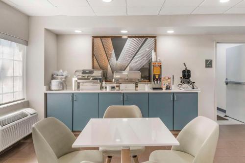 Cucina o angolo cottura di Comfort Inn & Suites Louisville Airport Fair & Expo