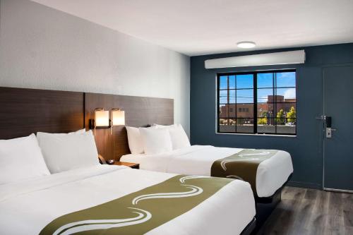Quality Inn Santa Fe New Mexico في سانتا فيه: غرفة فندقية بسريرين ونافذة