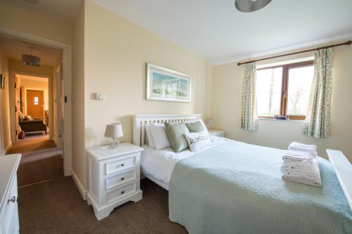 1 dormitorio con 2 camas y ventana en Morndyke Cottage en Thirsk