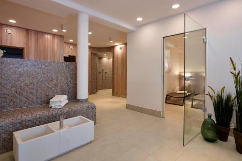 uma casa de banho com um chuveiro e um lavatório. em Aparthotel Anna Düne Aparthotel Anna Düne 0-05 em Wangerooge
