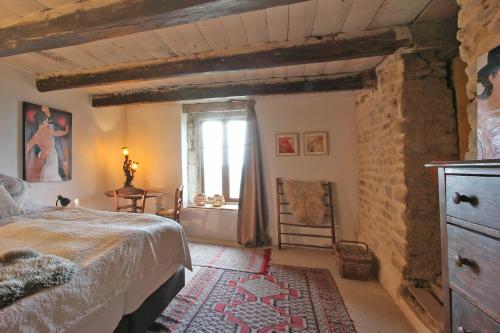 una camera con letto e finestra di Chateau d 'Impasse a Laferté-sur-Amance