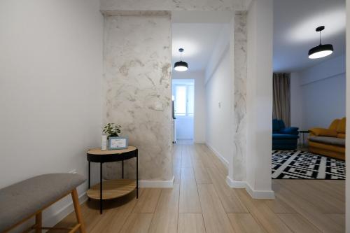 sala de estar con paredes blancas y suelo de madera. en Apartament Dorobanti en Bucarest