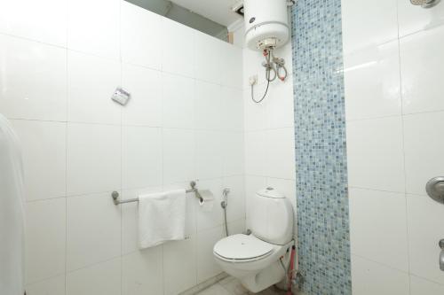 新德里的住宿－Golden Bed and Breakfast- High Quality Rooms in South Ex-1 D Block，白色的浴室设有卫生间和淋浴。