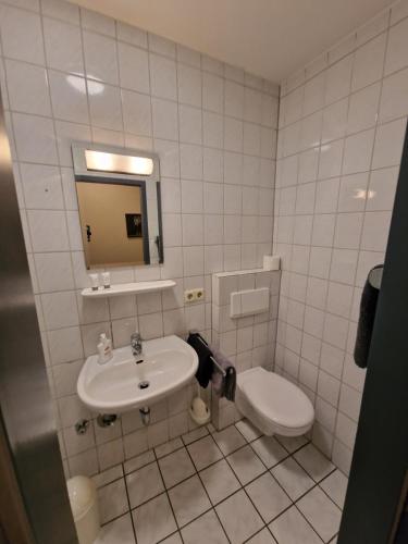 Gasthaus Pension DÖRENKRUG - Restaurantにあるバスルーム