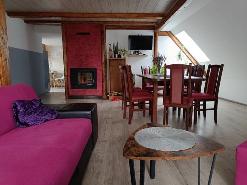 ein Wohnzimmer mit einem Sofa und einem Tisch in der Unterkunft Farcik Apartament in Nowa Wieś