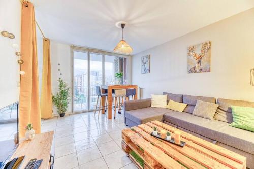 un salon avec un canapé et une table dans l'établissement 5min Alpexpo 4 personnes garage privé terrasse, à Grenoble