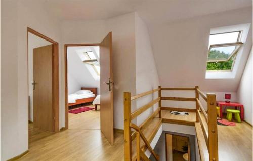uma pequena sala com uma escada e um quarto em 3 Bedroom Lovely Home In Karpacz em Karpacz