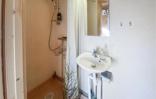 een badkamer met een wastafel en een spiegel bij Stuga 6 in Nybro