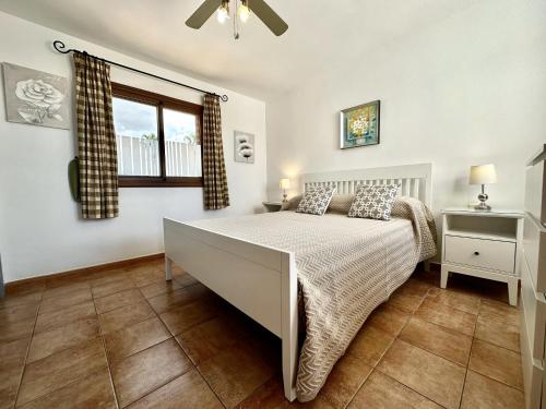 - une chambre avec un lit et une fenêtre dans l'établissement Blue Pearl Golf del Sur, à San Miguel de Abona