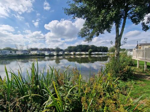 Fotografie z fotogalerie ubytování Lakeside Cotswold Holiday Home v destinaci Cirencester