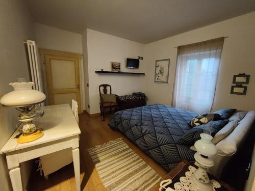 チッタ・ディ・カステッロにあるCasa Etruscaのベッドルーム1室(ベッド1台、ランプ付きテーブル付)
