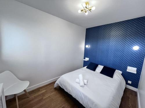 Schlafzimmer mit einem Bett mit blauer Wand in der Unterkunft 4P - 1BR - Boulogne Paris Parc des Princes in Boulogne-Billancourt