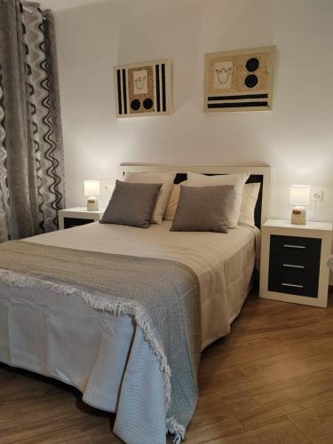 1 dormitorio con 1 cama grande y 2 mesitas de noche en Loreto 6, en Albacete