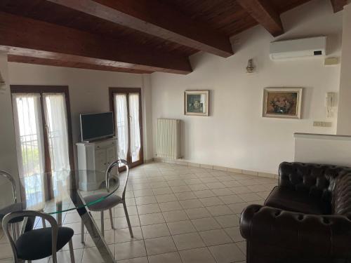 TV a/nebo společenská místnost v ubytování Appartamento Luce-- 2 camere da letto--Centro storico--Parcheggio privato gratuito