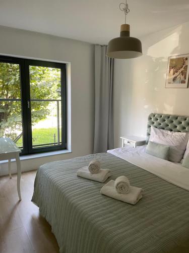 um quarto com uma cama com duas toalhas em Bukowe Przedmieście em Bielsko-Biala