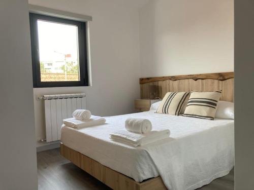 - une chambre avec un grand lit et des serviettes dans l'établissement Casa do Largo, à Bragance