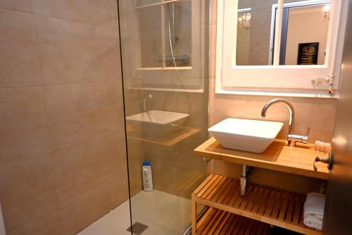 a bathroom with a sink and a shower at Homenfun Barcelona Sagrada Familia Marina in Barcelona