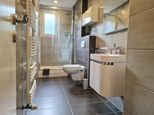 a bathroom with a toilet and a sink and a shower at Hauptbahnhof Universitätsklinikum Messe Evonik in Essen