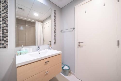 Koupelna v ubytování StoneTree - Furnished Studio in Golf Promenade 3A