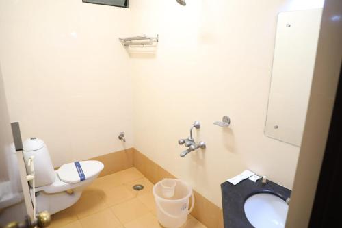 La salle de bains est pourvue de toilettes et d'un lavabo. dans l'établissement Hotel Shrie Shaanth, à Salem