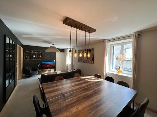 une salle à manger avec une table et des chaises en bois dans l'établissement Maison 200m2- 9 chambres avec sdb - 16-18 personnes - séminaire-Proche Centre-Ville-Gare et Arena-terrasse, à Reims