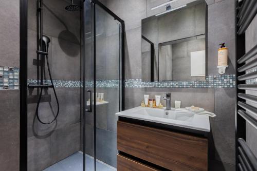 y baño con lavabo y ducha. en Sweet Inn - Bodeghem en Bruselas