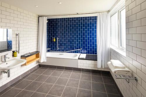 y baño con bañera y lavamanos. en Holiday Inn Reading South M4 Jct 11, an IHG Hotel en Reading