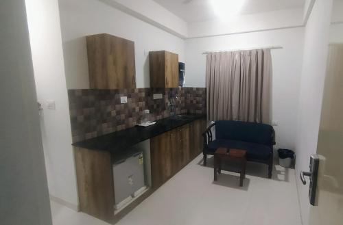 uma sala de estar com lareira e uma cadeira azul em Brand New Suite Room em Bangalore