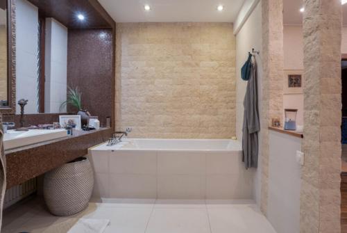 baño grande con bañera y lavamanos en Reipas Palace, en Kotka