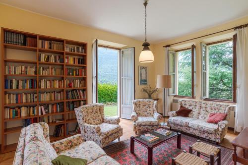 グランドラ・エドゥニーティにあるVilla Harrietのリビングルーム(家具、本棚付)