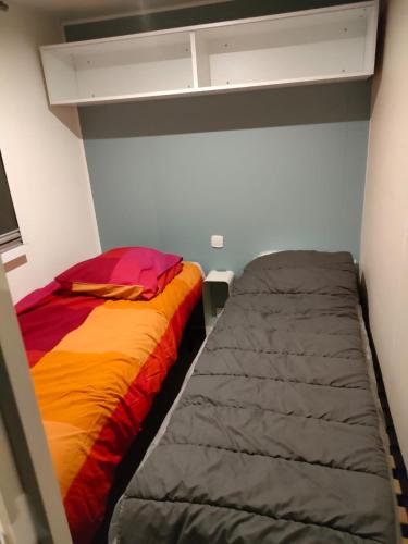 a small room with a bed and a bed sqor at Lieu de paix in Camiers