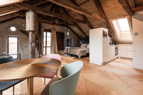 a kitchen and dining room with a table and chairs at H5 Grauer Bär Studios & More in Innsbruck