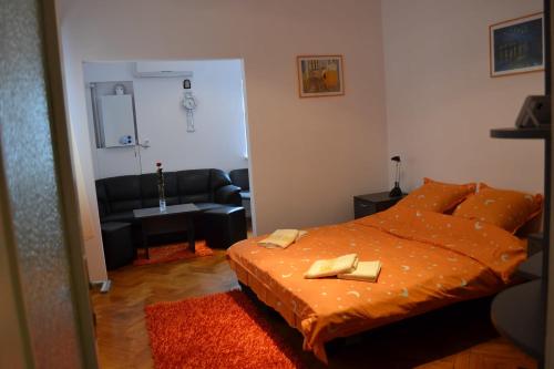 Un dormitorio con una cama con dos zapatos encima. en Victoria Studio, en Bucarest