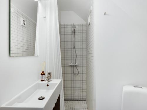 Et badeværelse på Sanders Saint - Loft One-Bedroom Apartment By the Charming Canals