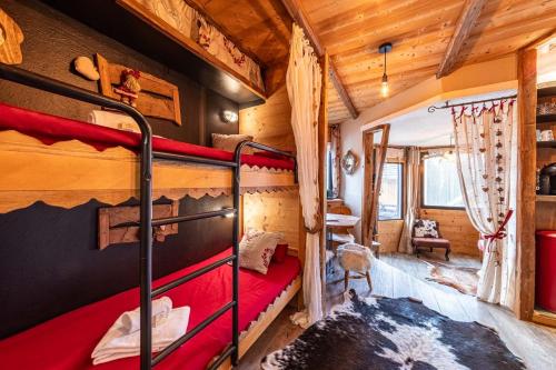 - une chambre avec 2 lits superposés dans une maison dans l'établissement La Grange - IMMODREAMS - Avoriaz, à Avoriaz