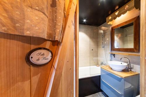 une salle de bain avec un lavabo et des toilettes dans l'établissement La Grange - IMMODREAMS - Avoriaz, à Avoriaz
