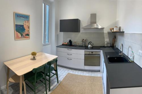 - une cuisine avec une table en bois et un comptoir dans l'établissement Superbe appartement centre ville Ajaccio, à Ajaccio