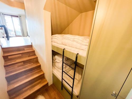 a small room with a bunk bed in a room at Le Little Fox - IMMODREAMS - Avoriaz in Avoriaz