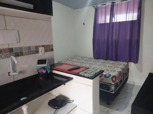 Camera piccola con letto e lavandino di Linda Suíte a Cabo Frio
