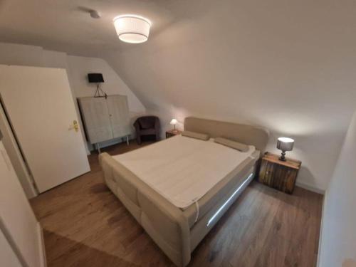 een slaapkamer met een groot bed in een kamer bij Natur in Maintal