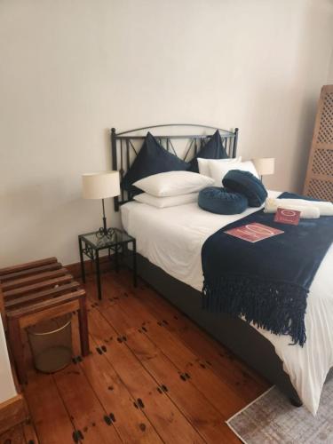 Una cama o camas en una habitación de Unique Guest House