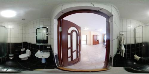 a bathroom with a large mirror and a sink at Апартаменты Анна in Chernihiv