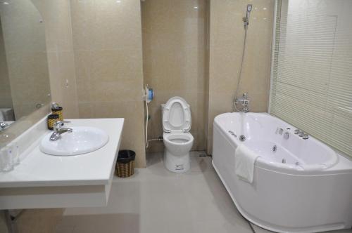 Ένα μπάνιο στο Phuong Hoang Hotel