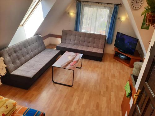 an overhead view of a living room with a couch and a tv at Kamping u Łukasza in Zakopane