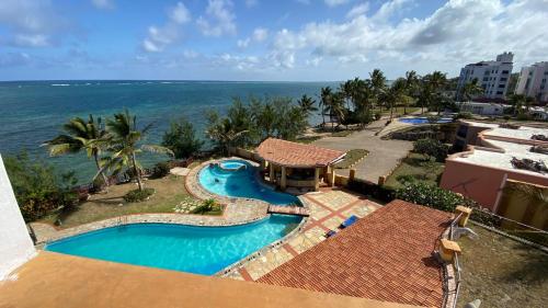 una vista aérea de una piscina junto al océano en Lux Suites Eden Seafront Apartments, en Shanzu