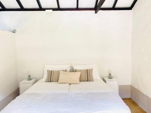 - une chambre blanche avec un grand lit et 2 tables de chevet dans l'établissement Finca Origen · Casa Trinidad · Rural· Unique, à San Pedro