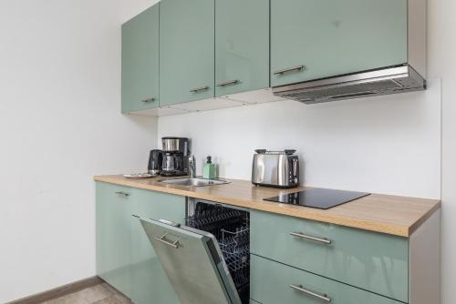 Dapur atau dapur kecil di Apartment Five Seas with Parking & Swimming Pool by Noclegi Renters