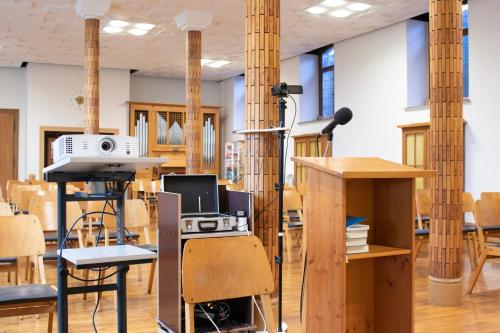 een kamer met een camera en een microfoon in een gebouw bij Sächsisches Gemeinschafts-Diakonissenhaus ZION e. V. in Aue