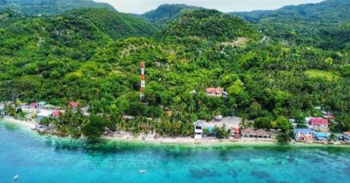 una pequeña isla en medio de un cuerpo de agua en Samanthas Cove Private Beach House Oslob Cebu locals call it the White House, 