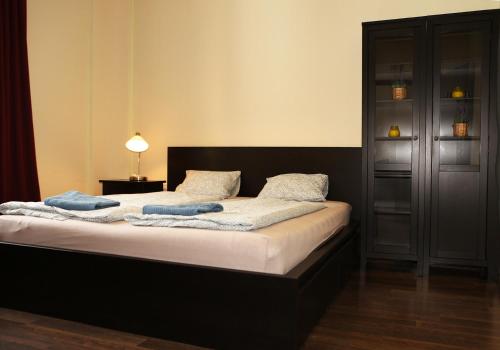 1 dormitorio con 1 cama con 2 toallas en City center apartment in middle of Bratislava, en Bratislava